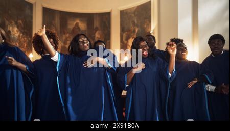 Das schwarze christliche Evangelium singt in der Kirche klatschen und stampfen, um den Herrn Jesus Christus zu Preisen. Warme Atmosphäre in der Kirche dank des energischen Chors, der Musik mit Emotionen und Glück singt Stockfoto