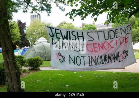 Protest an der Universität Liverpool, Abercromby Square. Unterschrift jüdische Studenten gegen Völkermord Stockfoto