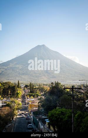 Blick auf Volcan Agua vom Cerro de La Cruz oder dem Kreuzberg, Antigua, Guatemala Stockfoto