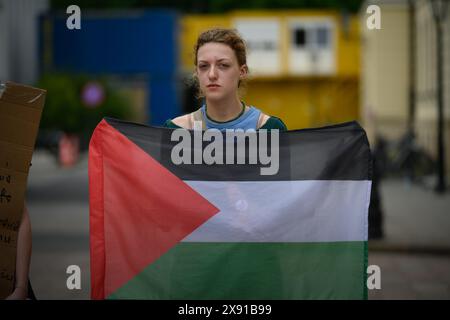 Warschau, Mazowiecka, Polen. Mai 2024. Ein Student hält während einer Demonstration an der Warschauer Universität eine palästinensische Flagge. Eine Gruppe von Studenten kündigte am Dienstag mit dem Universitätsleiter Alojzy Nowak an, die Zusammenarbeit mit israelischen Partnern einzustellen. (Kreditbild: © Jaap Arriens/ZUMA Press Wire) NUR REDAKTIONELLE VERWENDUNG! Nicht für kommerzielle ZWECKE! Stockfoto