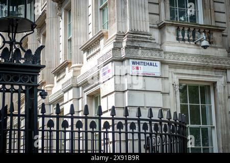 LONDON, 23. MAI 2024: Whitehall und Downing Street Schild, Sitz der Regierung des Vereinigten Königreichs Stockfoto