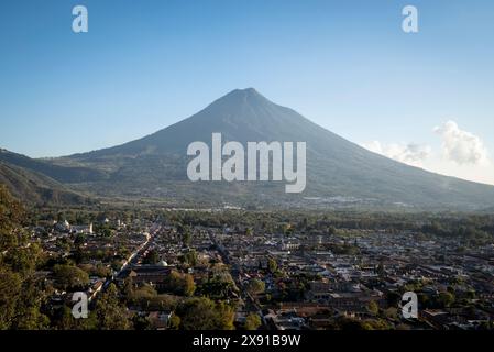 Blick auf Volcan Agua vom Cerro de La Cruz oder dem Kreuzberg, Antigua, Guatemala Stockfoto