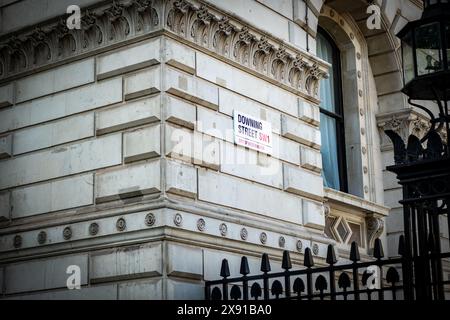 LONDON, 23. MAI 2024: Downing Street-Schild, Standort 10 Downing Street, offizieller Wohnsitz und Büro des britischen Premierministers Stockfoto