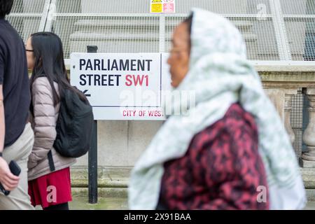 LONDON, 23. MAI 2024: Parliament Street SW1 Straßenschild, City of Westminster. Eine berühmte Straße und Lage vieler britischer Regierungsgebäude Stockfoto