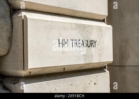 LONDON, 23. MAI 2024: HM Treasury Building an Horse Guard Road, Whitehall. Das Wirtschafts- und finanzministerium der britischen Regierung Stockfoto