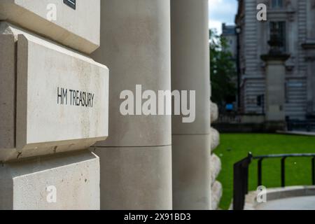 LONDON, 23. MAI 2024: HM Treasury Building an Horse Guard Road, Whitehall. Das Wirtschafts- und finanzministerium der britischen Regierung Stockfoto