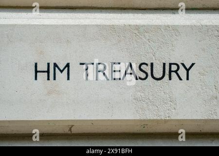 LONDON, 23. MAI 2024: HM Treasury Building an Horse Guard Road, Whitehall. Das Wirtschafts- und finanzministerium der britischen Regierung Stockfoto