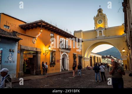 Santa Catalina Arch, eines der markantesten Wahrzeichen in Antigua Guatemala, an der 5th Avenue North. Erbaut im 17. Jahrhundert, Antigua, Guate Stockfoto