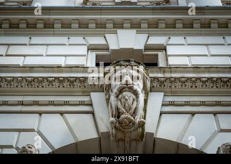 LONDON, 23. MAI 2024: HM Treasury Building an Horse Guard Road, Whitehall. Das Wirtschafts- und finanzministerium der britischen Regierung Stockfoto