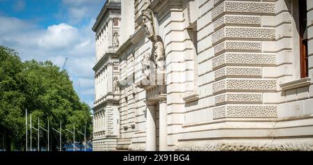 LONDON, 23. MAI 2024: HM Treasury Building an Horse Guard Road, Whitehall. Das Wirtschafts- und finanzministerium der britischen Regierung Stockfoto