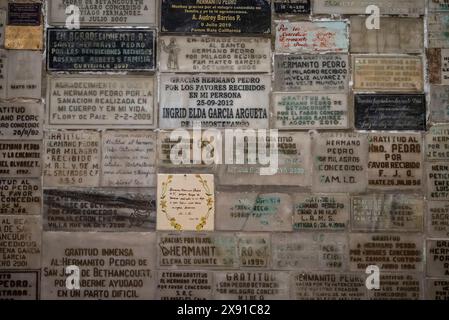 Tafeln, die für die wundersame Heilung danken, Kapelle von Hermano Pedro im Kloster von San Francisco el Grande, Antigua, Guatemala Stockfoto