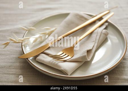 Stilvolle Einrichtung mit Besteck, Serviette und Teller auf Leuchttisch, Nahaufnahme Stockfoto