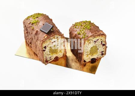 In Scheiben geschnittener Obstkuchen mit getrockneten Beeren, Milchschokolade und Pistazien Stockfoto