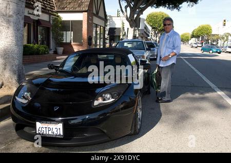 Santa Monica, Kalifornien, 25. März 2009. Dustin Hoffman hat ein neues Auto, der Tesla Roadster ist ein rein elektrischer Sportwagen, der von der Elektroautos fi produziert wird Stockfoto