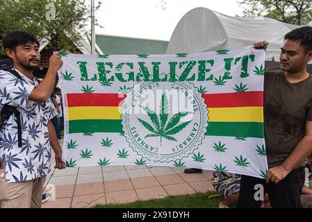 Bangkok, Thailand. Mai 2024. Cannabisaktivisten halten während des Protestes ein Banner mit der Aufschrift "legalisieren Sie es". Eine Gruppe von Cannabisaktivisten und -Unterstützern versammelte sich vor dem Gebäude der Vereinten Nationen in Bangkok, um gegen die Möglichkeit der Wiederkriminalisierung von Cannabis zu protestieren, nachdem Cannabis in Thailand 2022 entkriminalisiert wurde. Die thailändische Regierung plant, sie bis Ende 2024 erneut unter Strafe zu stellen. Quelle: SOPA Images Limited/Alamy Live News Stockfoto