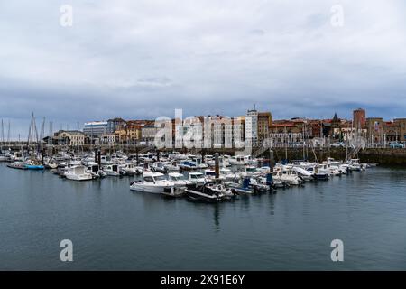 Gijon, Spanien - 28. März 2024: Der Hafen von Gijon, Asturien, ein bewölkter Tag Stockfoto