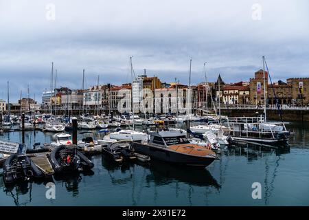 Gijon, Spanien - 28. März 2024: Der Hafen von Gijon, Asturien, ein bewölkter Tag Stockfoto