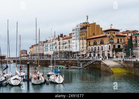 Gijon, Spanien - 28. März 2024: Der Hafen von Gijon, Asturien, ein bewölkter Tag Stockfoto