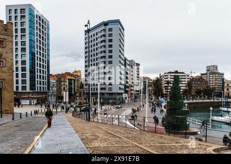 Gijon, Spanien - 28. März 2024: Der Hafen von Gijon, Asturien, ein bewölkter Tag Stockfoto