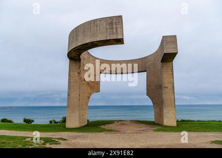 Gijon, Spanien - 28. März 2024: Elogio del Horizonte oder als Lob für die auf das Meer ausgerichtete Betonskulptur des baskischen Künstlers Eduardo Chillida. Das ist es Stockfoto