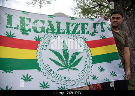 Bangkok, Thailand. Mai 2024. Ein Cannabis-Aktivist hält während des Protestes ein Banner mit der Aufschrift „legalisieren Sie es“. Eine Gruppe von Cannabisaktivisten und -Unterstützern versammelte sich vor dem Gebäude der Vereinten Nationen in Bangkok, um gegen die Möglichkeit der Wiederkriminalisierung von Cannabis zu protestieren, nachdem Cannabis in Thailand 2022 entkriminalisiert wurde. Die thailändische Regierung plant, sie bis Ende 2024 erneut unter Strafe zu stellen. Quelle: SOPA Images Limited/Alamy Live News Stockfoto