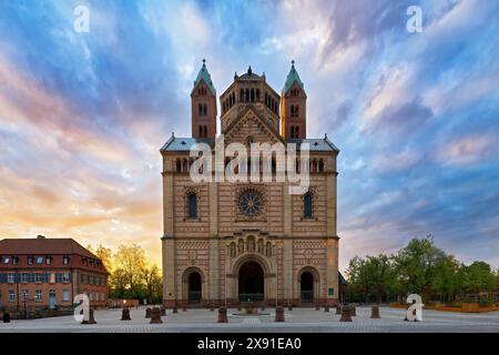 Imposante Kathedrale mit zwei Tuermen in stimmungsvollem Abendlicht auf einem großen Platz, die historische Pracht zeigt, Speyer, Rheinland Pfalz Stockfoto