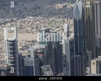 Nahaufnahme von hoch aufragenden Hochhäusern und Wolkenkratzern in einer dichten Stadtlandschaft, Blick auf eine große Stadt mit vielen Wolkenkratzern von oben, Abi Stockfoto