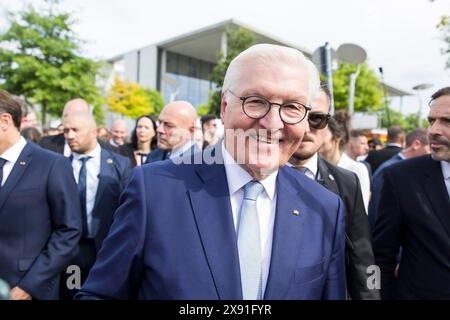 Frank-Walter Steinmeier (Bundespräsident der Bundesrepublik Deutschland) auf einer Tour durch das Bürgerfest zur Demokratie. / Das Grundgesetz Stockfoto