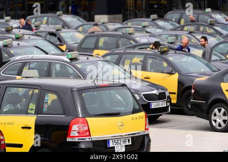 Barcelona, Katalonien, Spanien, Europa, viele gelb-schwarze Taxis parken auf einem Parkplatz, Menschen bewegen sich Stockfoto