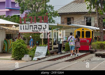 Ein Bild des Schildes am Bahnhof Maeklong, bekannt für seinen Zug, der in der Nähe des Marktes fährt. Stockfoto