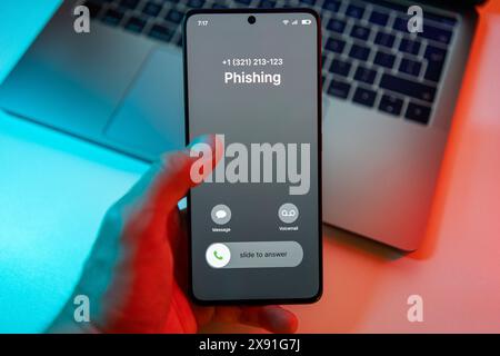 Phishing-Anrufkonzept auf Mobiltelefon. Person erhält PhishCall-Alert. Telefonanruf von unbekannter Nummer spät in der Nacht. Betrug, Betrug oder Phishing mit Stockfoto