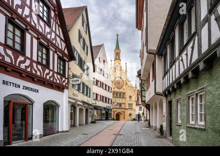 Fußgängerzone mit Fachwerkhäusern und dem Heilig-Geist-Spital in der historischen Altstadt von Bad Waldsee, Oberschwaben, Schwaben Stockfoto