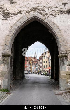 Blick durch das Obertor, das historische Stadttor entlang der Marktstraße zum Blaserturm in der Altstadt von Ravensburg, Stadtteil Ravensburg Stockfoto
