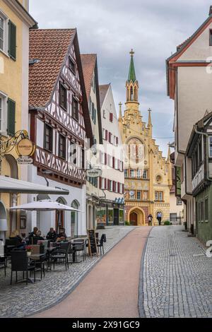 Fußgängerzone mit Fachwerkhäusern und dem Heilig-Geist-Spital in der historischen Altstadt von Bad Waldsee, Oberschwaben, Schwaben Stockfoto