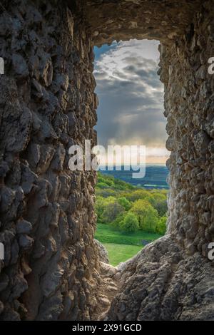 Farbenfroher Frühlingsabendblick von der Ruinenburg Sirotci in den wunderschönen Palava Bergen Stockfoto