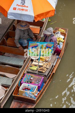 Ein Bild von Verkäuferinnen auf dem schwimmenden Markt von Damnoen Saduak. Stockfoto