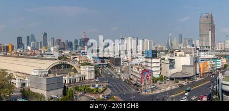 Ein Bild des Hua Lamphong Viertels in der Innenstadt von Bangkok und die Hochhäuser des Pathum Wan Viertels im Hintergrund. Stockfoto