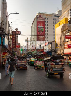 Ein Bild der geschäftigen Yaowarat Road in Chinatown von Bangkok. Stockfoto