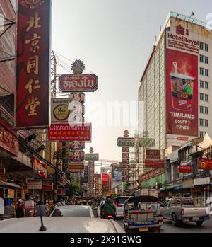 Ein Bild der geschäftigen Yaowarat Road in Chinatown von Bangkok. Stockfoto