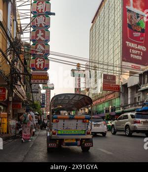 Ein Bild der geschäftigen Yaowarat Road in Chinatown von Bangkok. Stockfoto