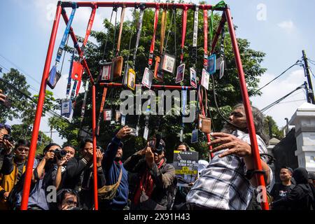 Bandung, West-Java, Indonesien. Mai 2024. Journalisten demonstrierten gegen die Revision des Rundfunkgesetzes, die die Pressefreiheit vor dem West Java Regional People's Representative Council Building, Bandung, bedrohen würde. Journalisten lehnen entschieden die Überarbeitung des Rundfunkgesetzes ab, um das Gesetz Nr. 32 von 2002 über Rundfunk zu ersetzen, von dem eines das Recht auf Untersuchungsberichterstattung bedrohen könnte. (Kreditbild: © Dimas Rachmatsyah/Pacific Press via ZUMA Press Wire) NUR REDAKTIONELLE VERWENDUNG! Nicht für kommerzielle ZWECKE! Stockfoto