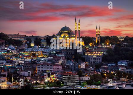 Wunderschöner Blick auf die Suleymaniye Rustem Pascha Moschee Sonnenuntergang. Stockfoto