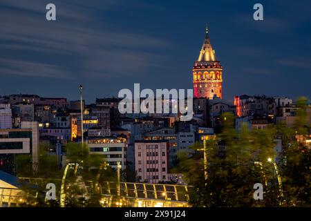 Galata-Turm bei Nacht in Istanbul, Türkei. Stockfoto