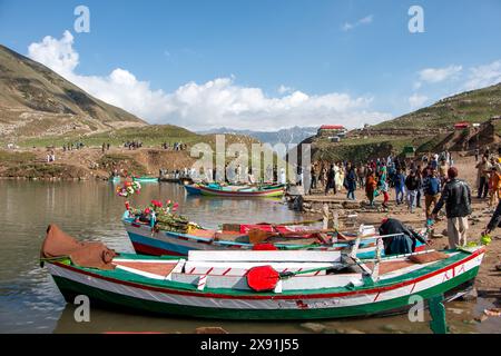 Majestätische Berge umschließen den Attabad Lake in Hunzas ruhiger Umgebung Stockfoto