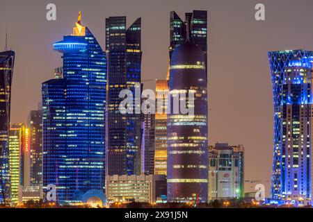Die Panorama-Skyline von Doha, Katar bei Sonnenuntergang Stockfoto