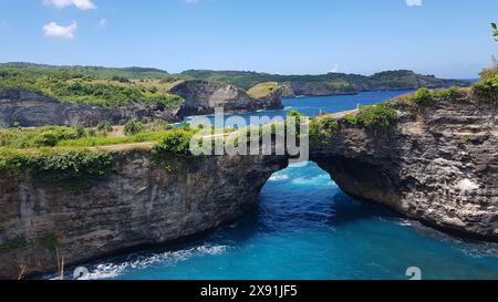 Schöne und klare aquamarinblauen Wasser in Broken Strand in Nusa Penida, Indonesien. Stockfoto