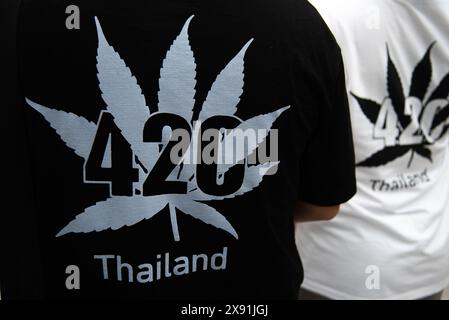 Bangkok, Thailand. Mai 2024. Cannabisaktivisten, die während des Protestes Hemden trugen, die "420 Thailand" sagten. Eine Gruppe von Cannabisaktivisten und -Unterstützern versammelte sich vor dem Gebäude der Vereinten Nationen in Bangkok, um gegen die Möglichkeit der Wiederkriminalisierung von Cannabis zu protestieren, nachdem Cannabis in Thailand 2022 entkriminalisiert wurde. Die thailändische Regierung plant, sie bis Ende 2024 erneut unter Strafe zu stellen. (Foto: Peerapon Boonyakiat/SOPA Images/SIPA USA) Credit: SIPA USA/Alamy Live News Stockfoto