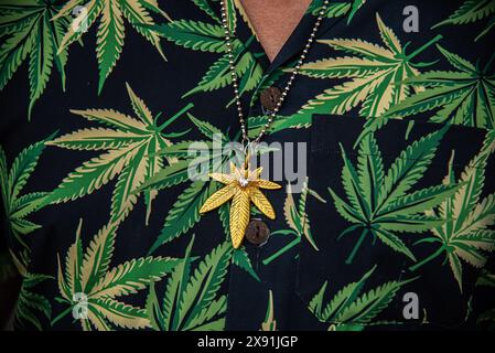 Bangkok, Thailand. Mai 2024. Ein Cannabisaktivist, der während des Protestes ein Hemd und eine Halskette mit einem Cannabisblatt-Symbol trug. Eine Gruppe von Cannabisaktivisten und -Unterstützern versammelte sich vor dem Gebäude der Vereinten Nationen in Bangkok, um gegen die Möglichkeit der Wiederkriminalisierung von Cannabis zu protestieren, nachdem Cannabis in Thailand 2022 entkriminalisiert wurde. Die thailändische Regierung plant, sie bis Ende 2024 erneut unter Strafe zu stellen. (Foto: Peerapon Boonyakiat/SOPA Images/SIPA USA) Credit: SIPA USA/Alamy Live News Stockfoto
