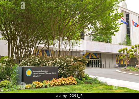 Washington DC, USA - 3. Mai 2024: Menschen betreten das Smithsonian Institute National Museum of American History im Behring Center Stockfoto