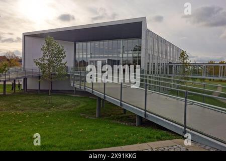 ROSKILDE, DÄNEMARK - 30. OKTOBER 2014: Roskilde Radhus Rathaus modernes Gebäude bei Sonnenuntergang Stockfoto